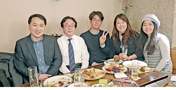 위 : 왼쪽부터 이승훈 부장, 박찬호 본부장, 박민철 과장, 11기 오진경, 11기 이다혜